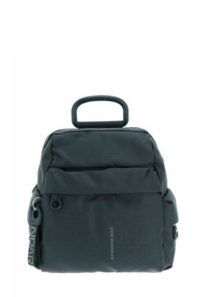 Sac à dos gris foncé en tissu texturé, doté d'une poignée supérieure, de poches zippées et de détails cousus avec une marque.