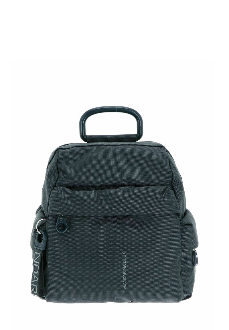 Zaino grigio scuro realizzato in tessuto testurizzato, dotato di maniglia superiore, tasche con zip e dettagli cuciti con branding.