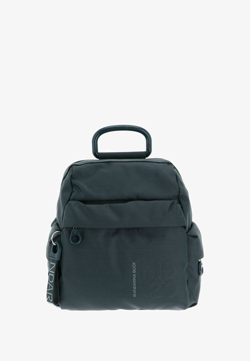 Zaino grigio scuro realizzato in tessuto testurizzato, dotato di maniglia superiore, tasche con zip e dettagli cuciti con branding.