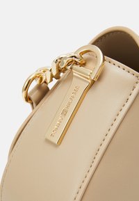 Tommy Hilfiger HERITAGE SADDLE BAG - Käekott - beige
