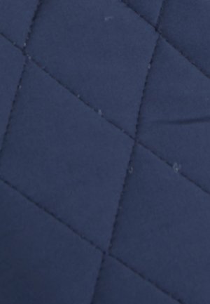 Tissu matelassé bleu marine avec un motif de diamant et des coutures en relief. La texture semble douce et lisse, adaptée à diverses applications.