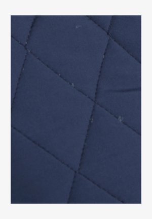 Marineblauw gevoerd stof met een ruitpatroon en verhoogde naden. De textuur lijkt zacht en glad, geschikt voor verschillende toepassingen.