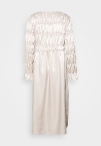 Lång, ljusbeige satin klänning med r gathered detaljer, långa puffärmar och en elastisk midja. Slät textur.