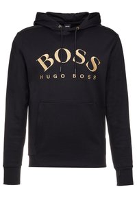 Musta huppari, jossa on kullanvärinen "BOSS"-logo ja "HUGO BOSS"-teksti. Siinä on kengurutasku, nyörit ja joustinneulotut hihansuut mukavan istuvuuden takaamiseksi.