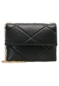 Borsa nera in pelle trapuntata con pattina a ribalta, tracolla in catena dorata e dettaglio di cucitura geometrica sulla parte anteriore. Texture liscia.