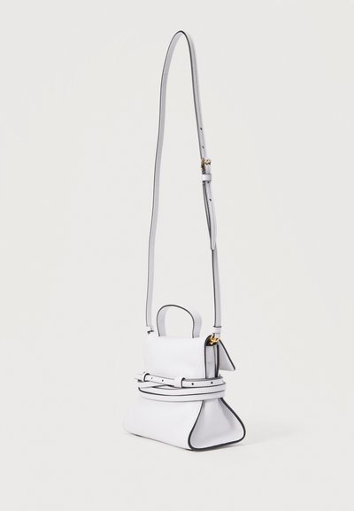 Λευκό δερμάτινο τσάντα χιαστί με ρυθμιζόμενο λουράκι, πάνω λαβή και λεπτή ζώνη που τυλίγεται γύρω από τη βάση της.