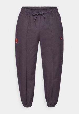 Pantaloni della tuta grigio scuro con vita elastica e coulisse. Presentano tasche laterali, polsini a costine e dettagli ricamati in rosso.