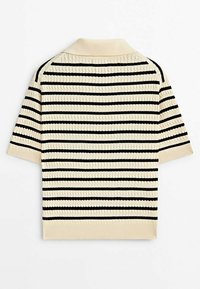 Polo à manches courtes tricoté avec des rayures horizontales alternées noir et crème, doté d'un col plat et d'un ourlet côtelé. Texture douce.