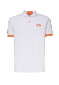Polo bianca con accenti arancioni sul colletto e sulle maniche. Presenta un piccolo logo sul petto e una pattina con due bottoni, realizzata in tessuto leggero.