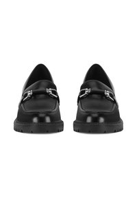 Czarne skórzane mokasyny o gładkim wykończeniu, spiczastym nosku, podwójnych srebrnych klamrach oraz teksturowanej gumowej podeszwie zapewniającej przyczepność.