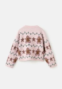 Rosa stickad tröja med mönster av pepparkaksgubbar och stjärnor, med gröna accenter, en rundad halsringning och ribbade ärmslut.