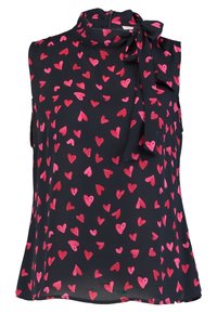 Mouwloze blouse, marineblauwe stof met verspreide roze en rode hartpatronen. Heeft een hoge hals met een strik aan de zijkant, lichtgewicht en vloeiende ontwerp.