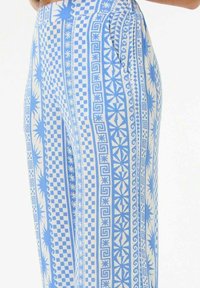 Helleblau und weiße, gemusterte weite Hosen mit geometrischen Designs, glatter Textur und hohem Taillendesign.
