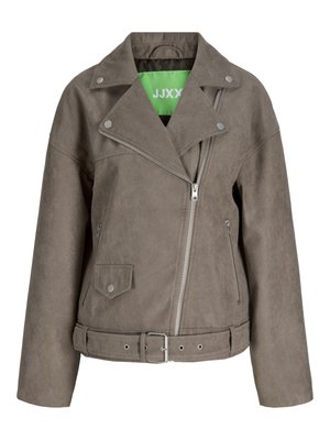 Taupe semsket bikerjakke med asymmetrisk sølvglidelås, knappelukking på slagene, glidelås- og knappelommer, belte med sølvspenne og grønt innerfôr.