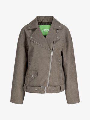 Taupe semsket bikerjakke med asymmetrisk sølvglidelås, knappelukking på slagene, glidelås- og knappelommer, belte med sølvspenne og grønt innerfôr.