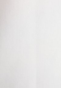 Witte stof met een gladde, matte textuur, met een uniforme weefstructuur en zonder zichtbare patronen of accenten.