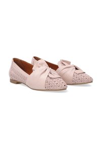 Světlé růžové slip-on boty s špičatou špičkou z perforované kůže. Obsahují detail mašle a strukturovaný vzor na špičce. Ploché, přírodní barvy podešve.