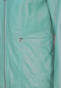 Turquoise leren jasje met een zachte textuur, voorzien van een ritssluiting aan de voorkant, schuin lopende naden en een onopvallende ritszak.
