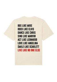 T-shirt en coton crème avec un texte imprimé en gras noir et rouge présentant diverses phrases, à manches courtes et au design classique à col rond.