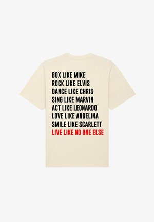 Kreemist puuvillast T-särk, millel on bold musta ja punast värvi trükitud tekst erinevate fraasidega, lühikesed varrukad ja tavaline ümar kaelus.