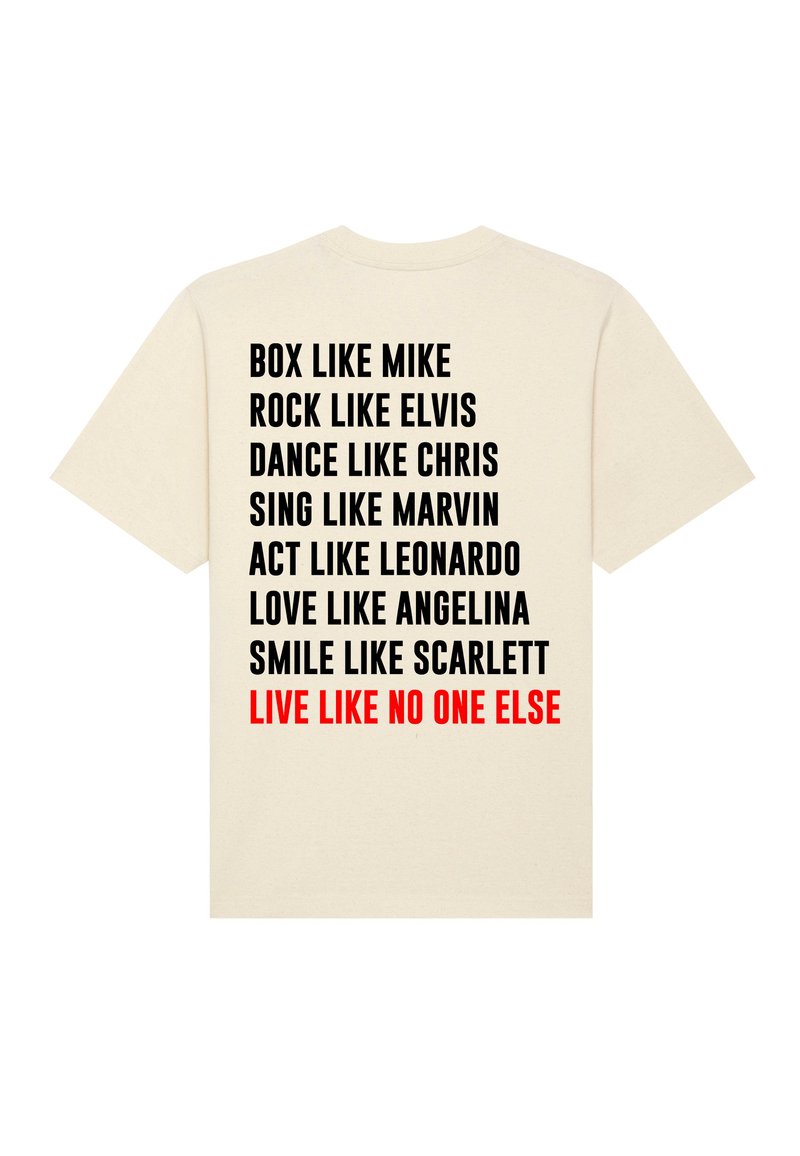 T-shirt en coton crème avec un texte imprimé en gras noir et rouge présentant diverses phrases, à manches courtes et au design classique à col rond.