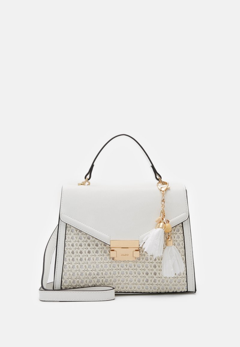 Bílá kabelka s tkanou texturou, zlatou kovovou výzdobou a ozdobným třásňovým přívěskem. Má pevný tvar a odnímatelný ramenní popruh.