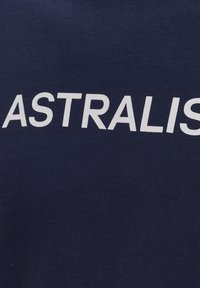 Marineblaues Sweatshirt mit fett gedrucktem weißen Text "ASTRALIS". Der Stoff sieht weich aus, hat eine glatte Textur und ein lässiges Schnittdesign.