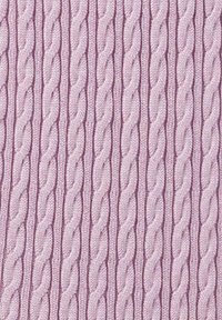 Strickstoff in hellem Lavendel mit einem hervorgehobenen Kabelmuster und vertikalen Rillen. Die Textur wirkt weich und strukturiert.
