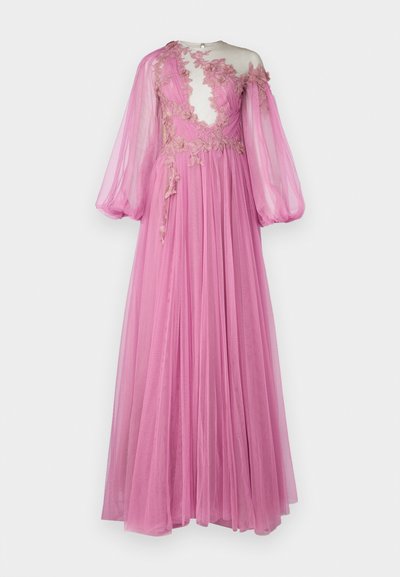 Garšs rozā kleita no caurspīdīga auduma, ar caurspīdīgu korseti ar ziedu izšuvumiem, pūkainām piedurknēm un plūstošu svārku.