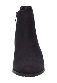 Marineblaue Wildleder-Stiefelette mit glatter Oberfläche, schlanker Form und einem seitlichen Reißverschluss. Die Sohle ist flach und aus Gummi.
