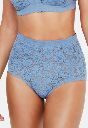 Sous-vêtements taille haute en dentelle bleu clair avec motifs floraux, portés par une personne avec un bralette assorti en dentelle.
