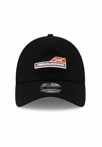 Schwarze verstellbare Kappe mit prominentem roten und weißen McLaren-Logo auf der Vorderseite. Weicher Stoff mit gebogenem Schirm und Stickereidetails.