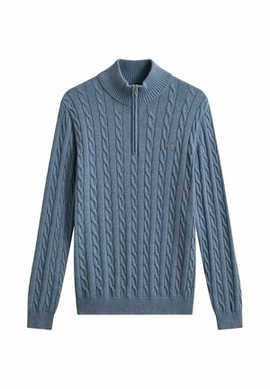 Blauwe kabelgebreide trui voor heren met lange mouwen en een halve ritssluiting, geribde kraag en zoom, met een klein geborduurd logo op de borst.