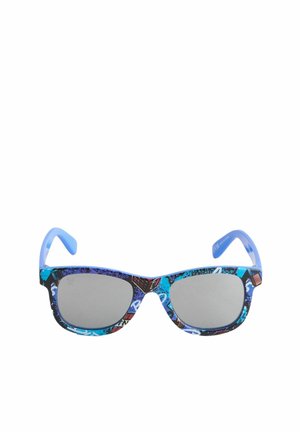 Slnečné okuliare s modrým vzorovaným rámom a svetlomodrými ramenami, s sivými reflexnými šošovkami.