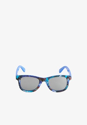 Zonnebril met blauw patroon op het montuur en lichtblauwe pootjes, voorzien van grijze reflecterende lenzen.