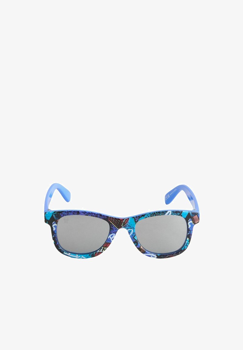 Okulary przeciwsłoneczne z niebieską oprawką w wzory i jasnoniebieskimi zausznikami, z szarymi lustrzanymi soczewkami.