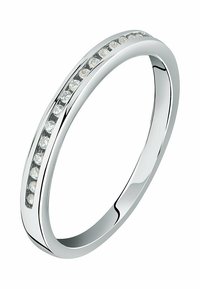 Silberring mit einer glatten, polierten Oberfläche und klaren Steinen entlang der Kante, der ein schlankes, modernes Banddesign aufweist.