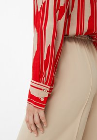 comma MIT CRÊPE-STRUKTUR - Bluse - preiselbeere