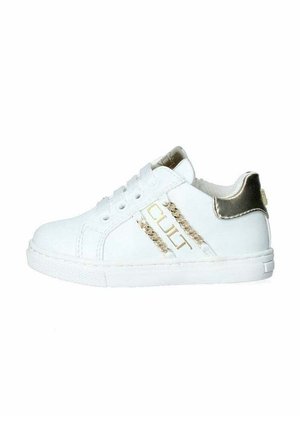 Biały niski sneaker z złotymi akcentami łańcucha i napisem „CULT” z boku, złotą zakładką na pięcie i białymi sznurowadłami.