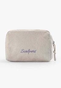 Pochette cosmetica in canvas di colore bianco sporco con logo "Scalpers" ricamato in viola. Forma rettangolare con chiusura zip e dettaglio anello laterale.
