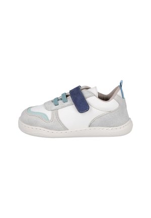 Zapatilla infantil blanca y gris con cordones azules y una tira de velcro azul marino, mostrada de lado sobre un fondo blanco.