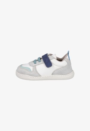 Zapatilla infantil blanca y gris con cordones azules y una tira de velcro azul marino, mostrada de lado sobre un fondo blanco.