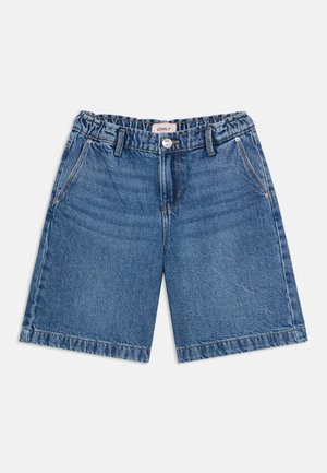 Blå denimshorts med elastisk midjebånd, beltehemper, frontknapp, glidelås og sidelommer, lagt flatt på en hvit bakgrunn.