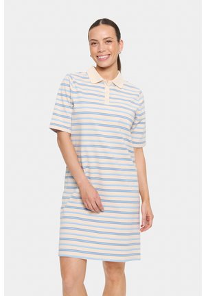 Polo dress w paski w kolorze kremowym z niebieskimi poziomymi paskami, z kołnierzykiem i krótkimi rękawami, wykonana z miękkiego materiału bawełnianego.
