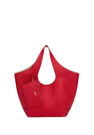 Sac à main en cuir rouge texturé avec des poignées larges et une petite pochette zippée assortie attachée.