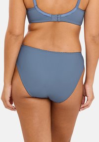 Bas de bikini bleu en tissu lisse. Présente un design à jambe haute avec des bords surpiqués et une couverture minimale à l'arrière.