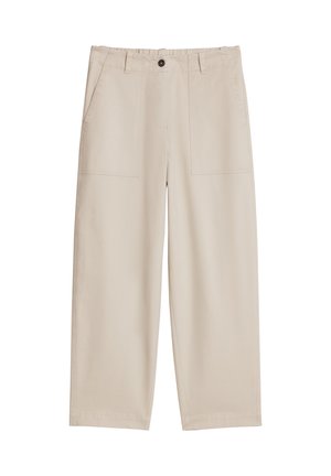 Beige wijde broek met voorzakken, riemlussen en een enkele knoopsluiting in de taille.