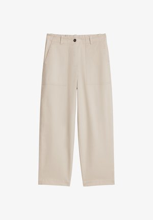 Beige Hosen mit weitem Bein, Fronttaschen, Gürtelschlaufen und einer einzelnen Knopfleiste an der Taille.