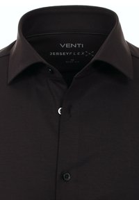 Donkerbruine Venti-shirt met een zachte jerseytextuur, een klassieke kraag en twee knoopsluitingen; heeft "JERSEYFLEX" branding aan de binnenkant.