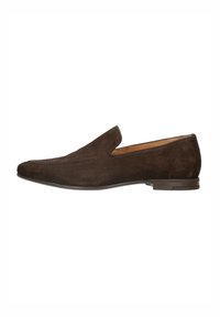 Braune Wildlederloafer mit niedrigem Absatz, die ein schlankes Design, eine leicht spitze Zehenpartie und eine Naht entlang der oberen Kante aufweisen.